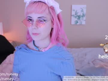webcam girl runesy today image #1513363