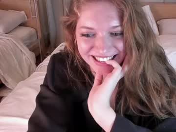 webcam girl lizzylipsss today image #3610771
