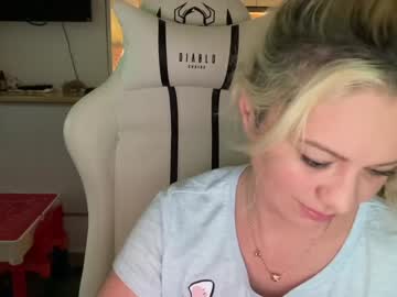 webcam girl kiradivine today image #3569754