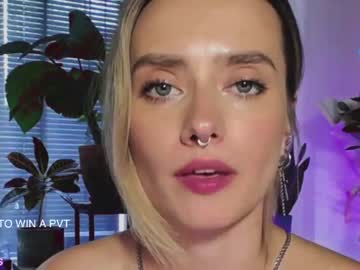 webcam girl _yvie_ today image #2500572