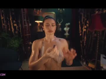 webcam girl lucieoude_ today image #1994871