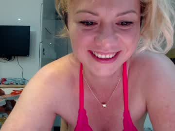webcam girl kiradivine today image #2193671