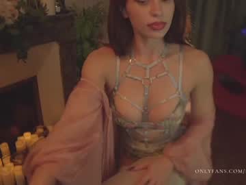 webcam girl lucieoude_ today image #3193039