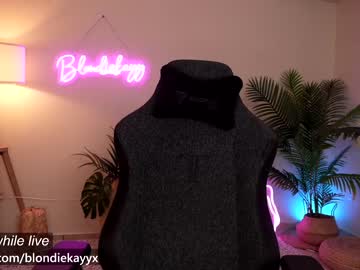 webcam girl blondiekayy today image #1713379