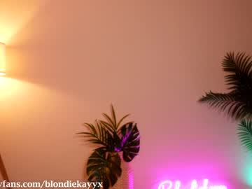 webcam girl blondiekayy today image #837179