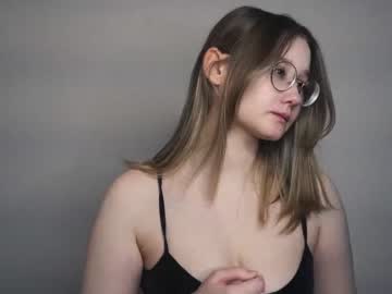 webcam girl moon_milking today image #3978991