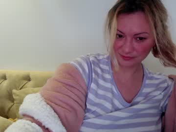 webcam girl kiradivine today image #1712159