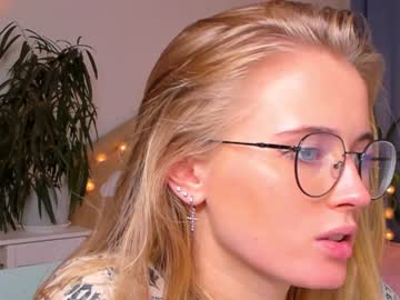 webcam girl linellali today image #2646262