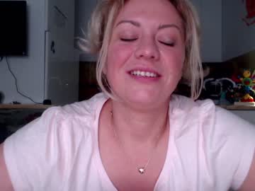 webcam girl kiradivine today image #2006402