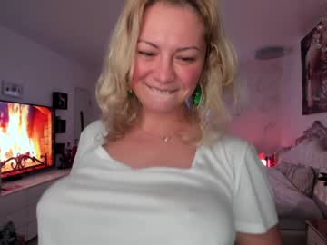 webcam girl kiradivine today image #757431