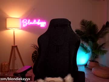 webcam girl blondiekayy today image #1375321