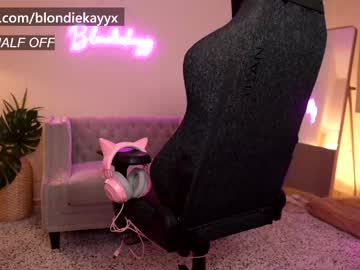 webcam girl blondiekayy today image #1864110