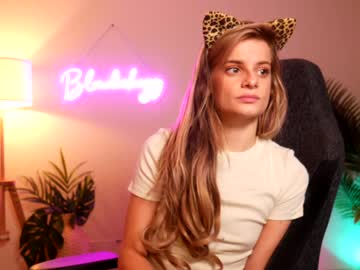 webcam girl blondiekayy today image #923876