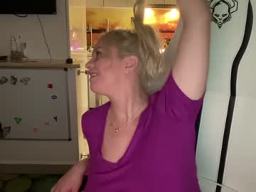 webcam girl kiradivine today image #3684403